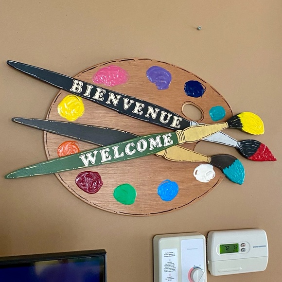 Handmade Unique “Welcome/Bienvenue” Sign 25”x14” - Picture 4 of 9